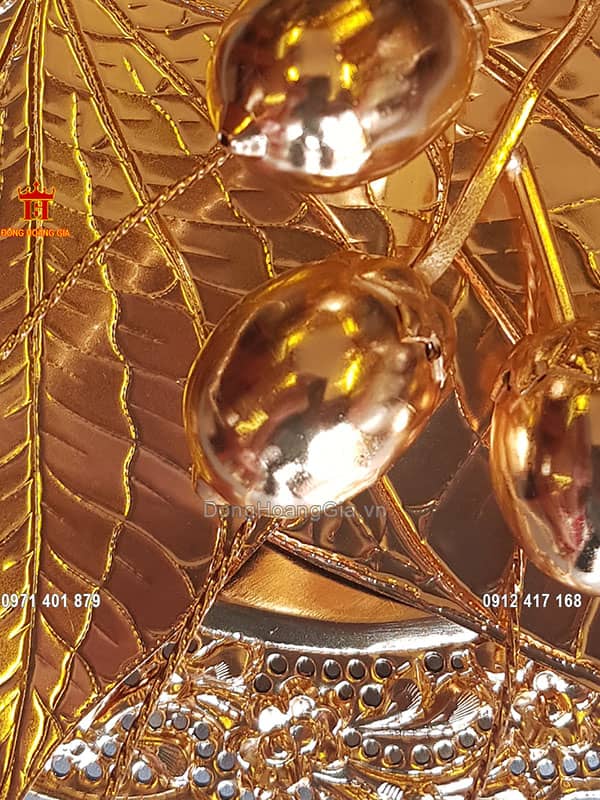 Từng đừng nét nhỏ trên quả cau, lá trầu đều được dát vàng 24K vô cùng sang trọng và đẹp mắt